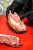 Čím výraznější mramorování, tím lepší steakové maso – a taky větší potřeba zpevnění plátku jehlami a provázkem. Tuk se během grilování vypeče a maso by ztratilo tvar.