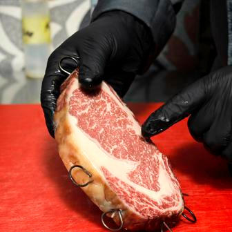 Čím výraznější mramorování, tím lepší steakové maso – a taky větší potřeba zpevnění plátku jehlami a provázkem. Tuk se během grilování vypeče a maso by ztratilo tvar.