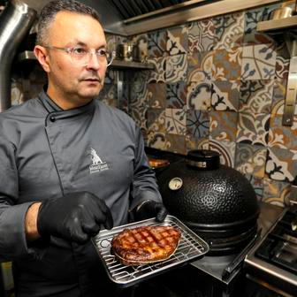 Opečený steak má hezky rovnoměrnou mřížku. Pak je potřeba nechat ho odpočinout a ve finiši opéct v plamenech.