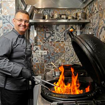 Příprava masa na grilu je oblíbená česká kratochvíle, málokdo je ale umí tak dobře jako Daniele Govoni. Při závěrečné úpravě pořádně šlehají plameny.