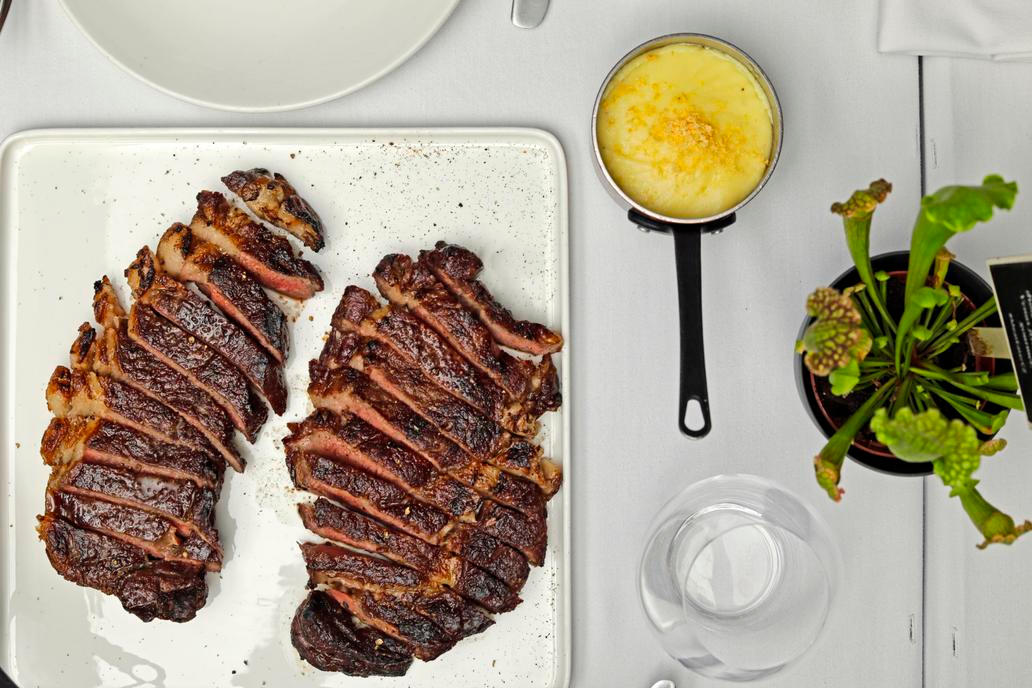 Dokonalý steak má lehce křupavou krustu a přitom je šťavnatý. Nejlepší příloha je prý bramborové pyré.