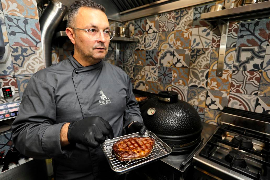 Opečený steak má hezky rovnoměrnou mřížku. Pak je potřeba nechat ho odpočinout a ve finiši opéct v plamenech.