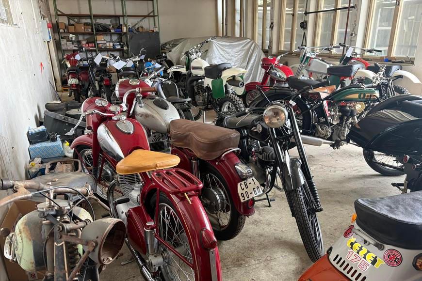Poklady ze stodoly na prodej. Nejen československé motorky, motory i rarity začínají na jedné koruně
