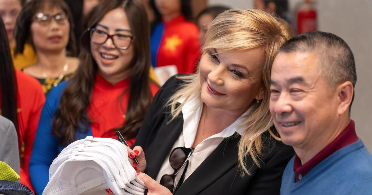 Překvapení, „tetka Alenka“ promluvila vietnamsky. Naznačila, co chce s menšinou řešit