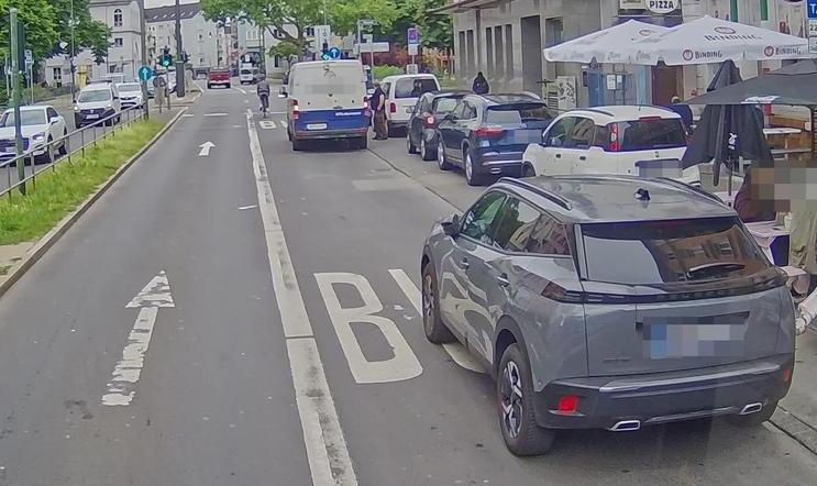 Zastavení a stání ve vyhrazeném autobusovém pruhu ve Frankfurtu nad Mohanem.