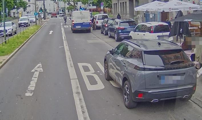 Zastavení a stání ve vyhrazeném autobusovém pruhu ve Frankfurtu nad Mohanem.