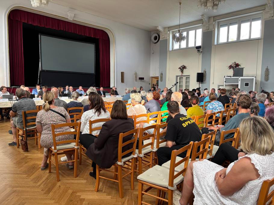 Do Lidového domu v Dubí dorazily stovky obyvatel regionu včetně Němců. Projednávání záměru se často měnilo v hádku odpůrců s těžaři a úředníky.