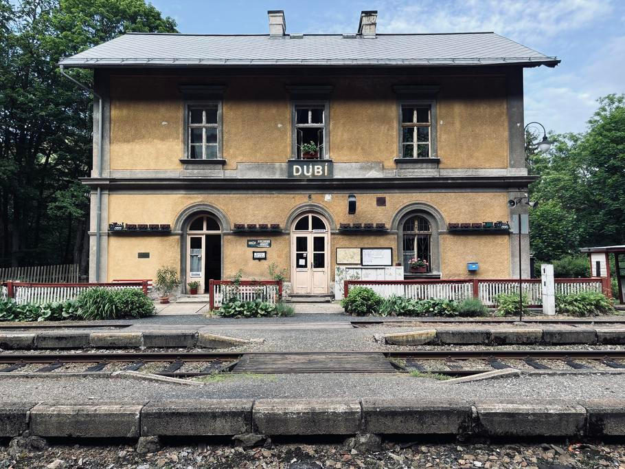 Historické nádraží v Dubí už zkušenost s těžbou má. Kdysi se tu do nákladních vagónů sypal wolfram z Cínovce, který pak vlaky odvážely jako důležitou ocelářskou příměs na Kladno.