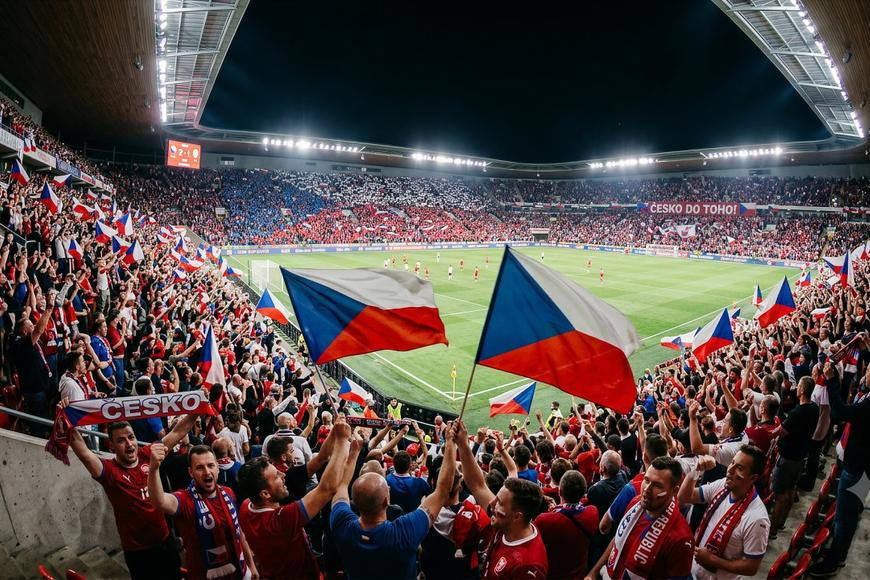 Za medaili knedlíky a jitrnice. Jak si Češi užívali fotbal, když ho ještě uměli hrát