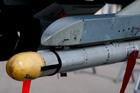 Raketa krátkého doletu vzduch-vzduch IRIS-T namontovaná na bojovém letounu Eurofighter německých sil, ilustrační foto.