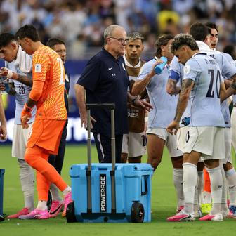 Marcelo Bielsa na MS 2026 se svým typickým chladicím boxem
