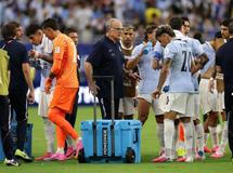 Marcelo Bielsa na MS 2026 se svým typickým chladicím boxem
