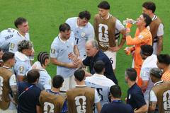 Marcelo Bielsa v rozpravě s hráči při utkání Uruguay - Saúdská Arábie na MS 2026