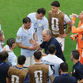 Marcelo Bielsa v rozpravě s hráči při utkání Uruguay - Saúdská Arábie na MS 2026