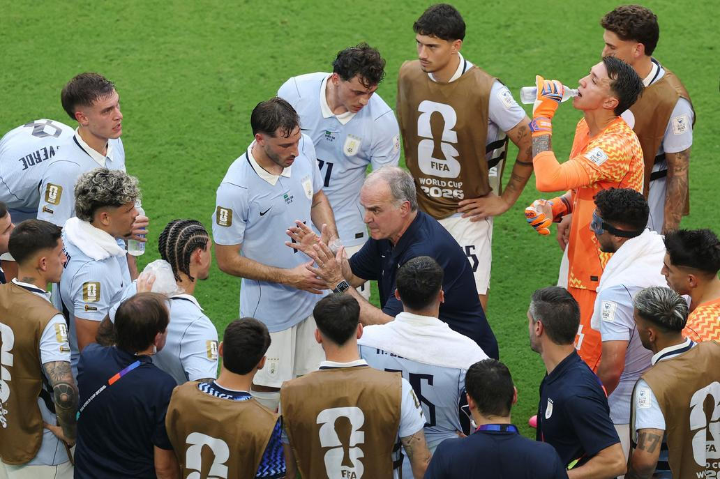Marcelo Bielsa v rozpravě s hráči při utkání Uruguay - Saúdská Arábie na MS 2026