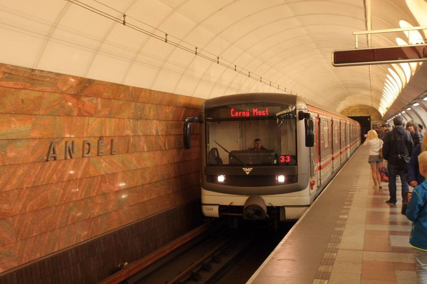 Metro B nejelo dvě hodiny přes centrum Prahy. Na Andělu skočil muž pod soupravu