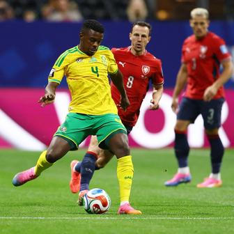 Teboho Mokoena a Vladimír Darida v zápase Česko - JAR na MS 2026