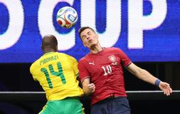 Mbekezeli Mbokazi a Patrik Schick v zápase Česko - JAR na MS 2026