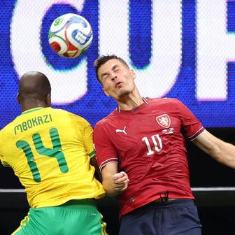 Mbekezeli Mbokazi a Patrik Schick v zápase Česko - JAR na MS 2026
