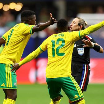 Thapelo Maseko a Teboho Mokoena se u s hlavní rozhodčí Tori Pensové dožadují penalty v zápase Česko - JAR na MS 2026.