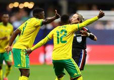 Thapelo Maseko a Teboho Mokoena se u s hlavní rozhodčí Tori Pensové dožadují penalty v zápase Česko - JAR na MS 2026.