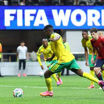Teboho Mokoena proměňuje penaltu v zápase Česko - JAR na MS 2026.