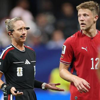 Rozhodčí Tori Pensová a Lukáš Červ v zápase Česko - JAR na MS 2026