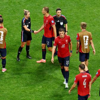Rozhodčí Tori Pensová a Tomáš Souček v zápase Česko - JAR na MS 2026