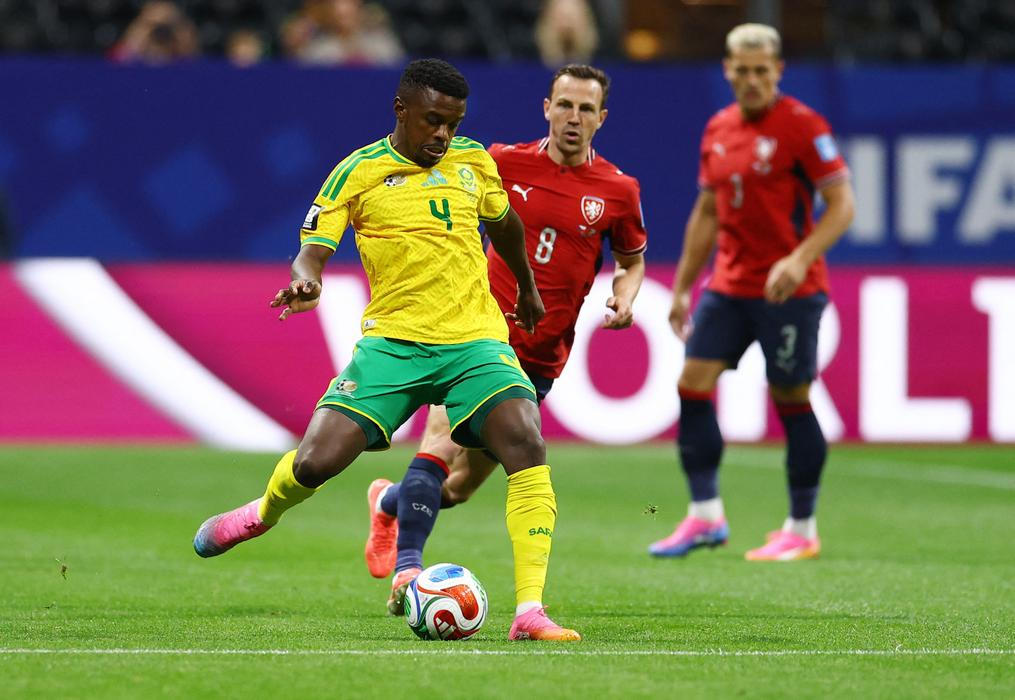 Teboho Mokoena a Vladimír Darida v zápase Česko - JAR na MS 2026