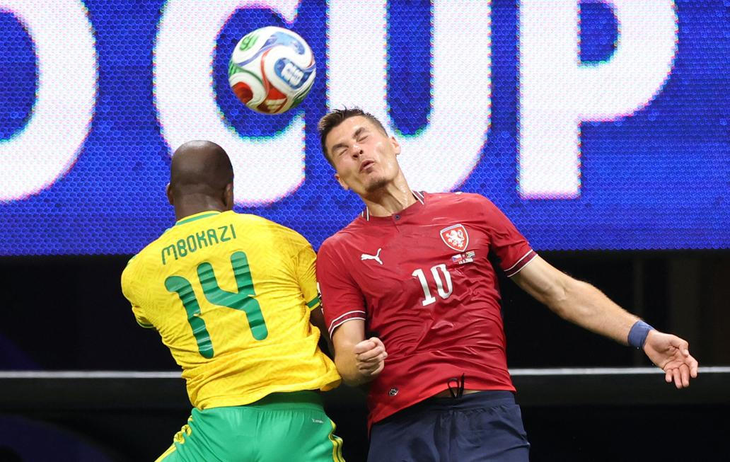 Mbekezeli Mbokazi a Patrik Schick v zápase Česko - JAR na MS 2026