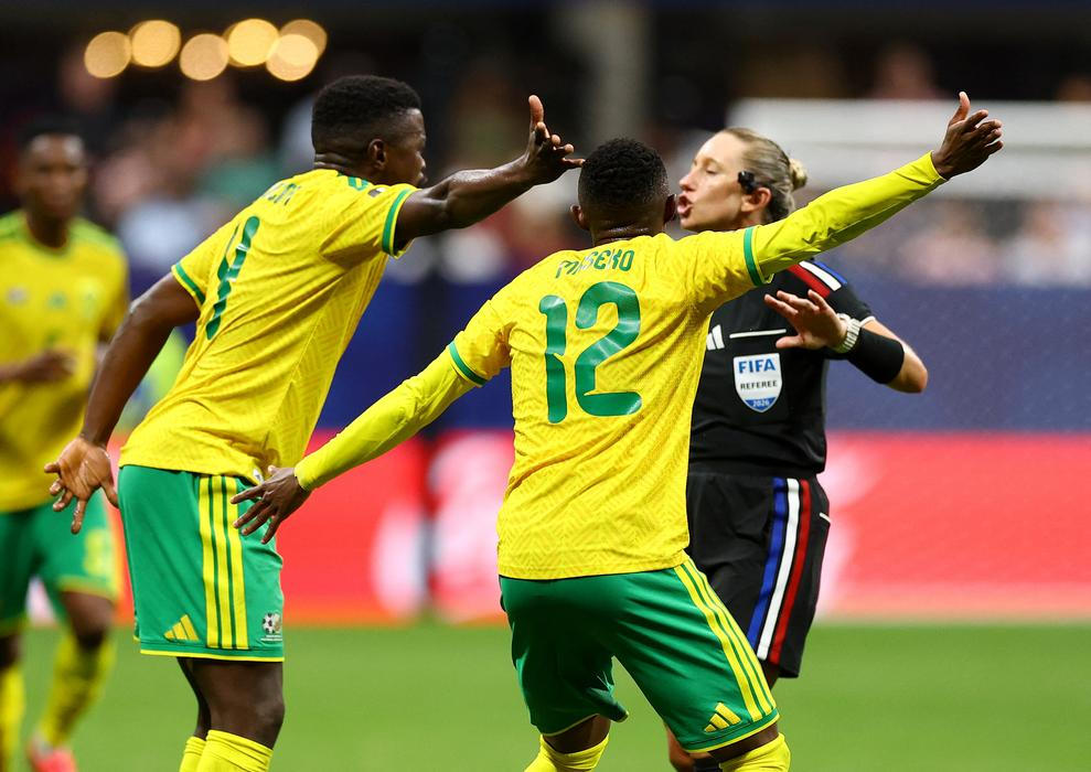 Thapelo Maseko a Teboho Mokoena se u s hlavní rozhodčí Tori Pensové dožadují penalty v zápase Česko - JAR na MS 2026.