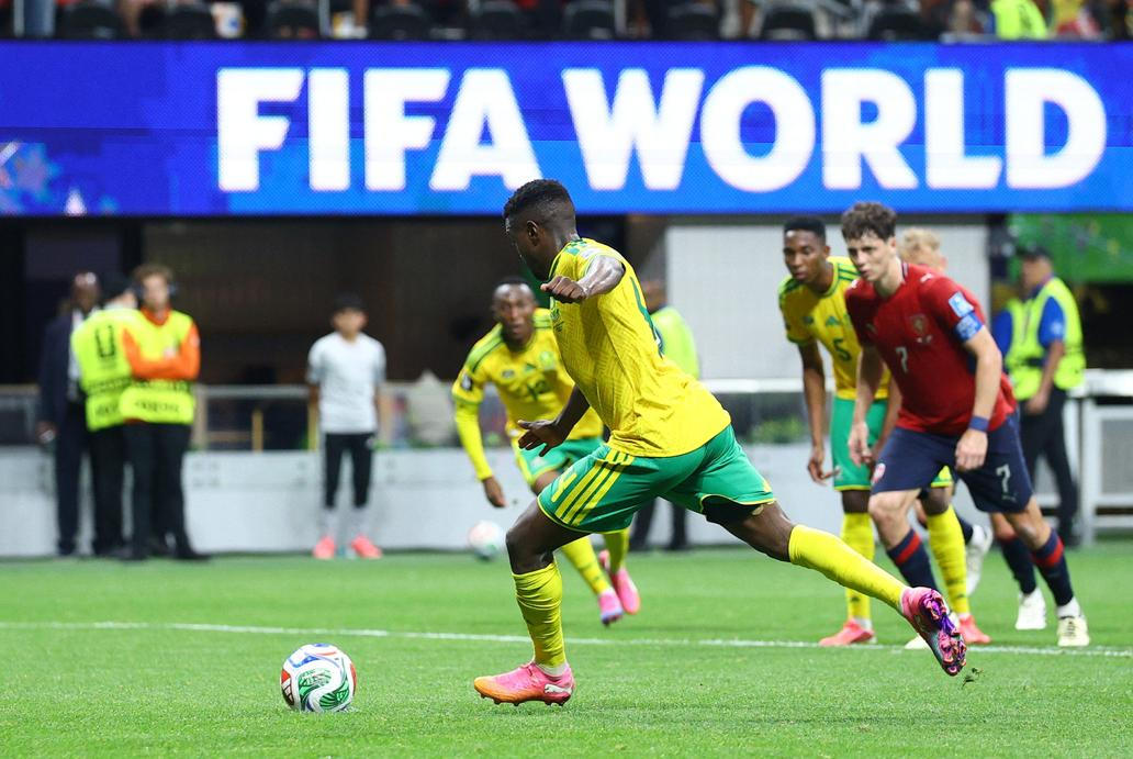 Teboho Mokoena proměňuje penaltu v zápase Česko - JAR na MS 2026.