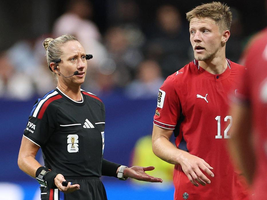 Rozhodčí Tori Pensová a Lukáš Červ v zápase Česko - JAR na MS 2026