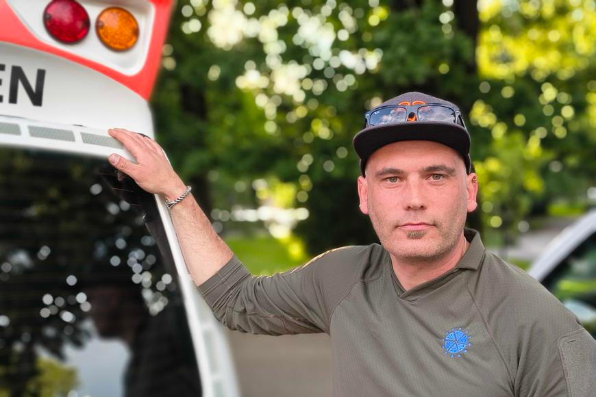„Došly nám peníze.“ Záchrana vojáků vázne, kvůli sanitkám prodal i krávy