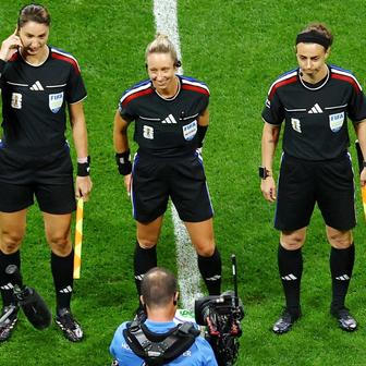 Rozhodčí Brooke Mayová, Tori Pensová a Kathryn Nesbittová v zápase Česko - JAR na MS 2026