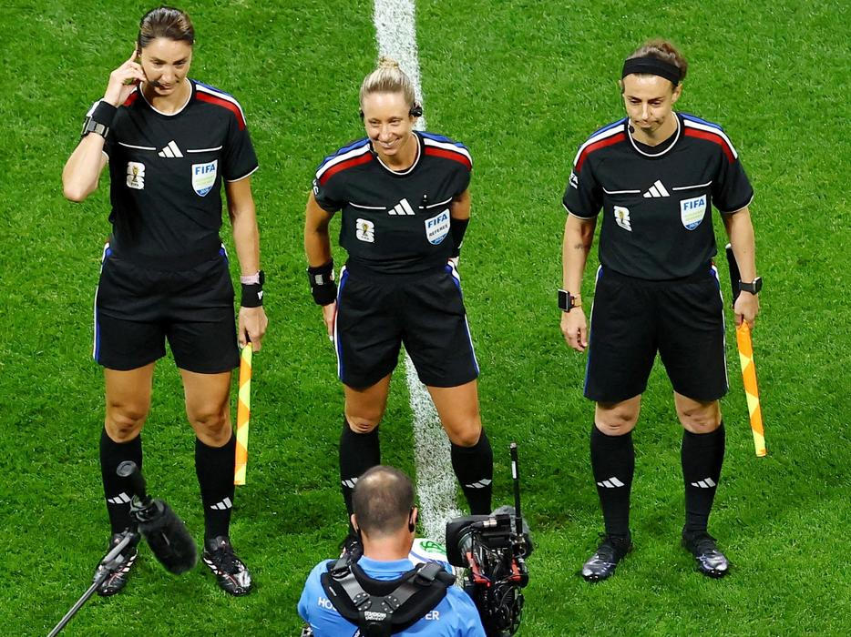 Rozhodčí Brooke Mayová, Tori Pensová a Kathryn Nesbittová v zápase Česko - JAR na MS 2026