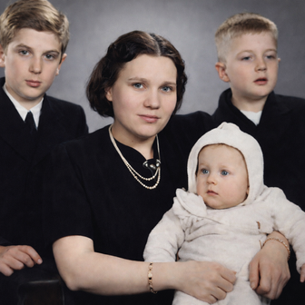 Takhle vypadali zavraždění Gabriela, Manfred, Ferdinand a Bernhard Polákovi. Kvůli obavám o bezpečnost v Praze odjeli na konci války k rodičům na venkov.