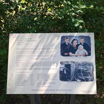 U křížků nechybí pamětní deska popisující, co se po konci války ve Vroutku stalo.