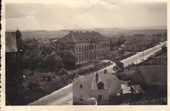 Dům rodiny Hertlových na Karlovarské ulici čp. 123 na dobové fotografii focené z kostela sv. Jakuba.