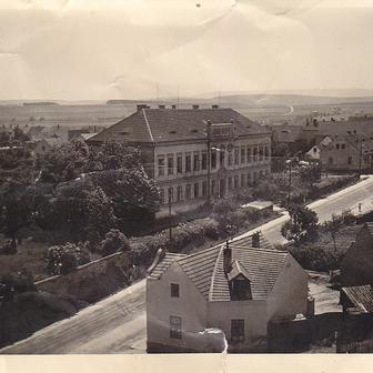 Dům rodiny Hertlových na Karlovarské ulici čp. 123 na dobové fotografii focené z kostela sv. Jakuba.