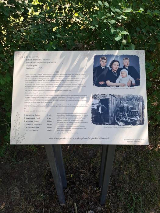 U křížků nechybí pamětní deska popisující, co se po konci války ve Vroutku stalo.