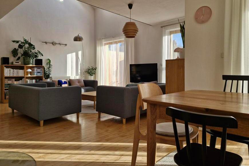 Nechtěli žít v katalogové nudě. Místo prodeje dům nakonec upravili pro dvě generace