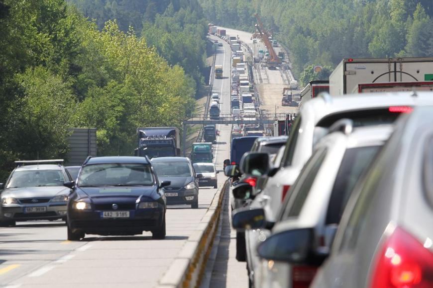 Dálnice D6 před Prahou je do večera zavřená kvůli neodkladné opravě vozovky