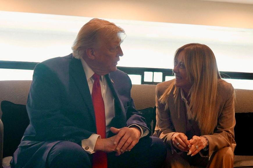 Fotka, která rozbila spojenectví. Trump tvrdí, že Meloniová žadonila o snímek