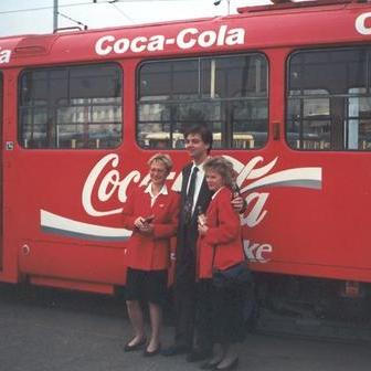Reklamy na ikonický nápoj v 90. letech byly k vidění všude – snímek je z roku 1994.