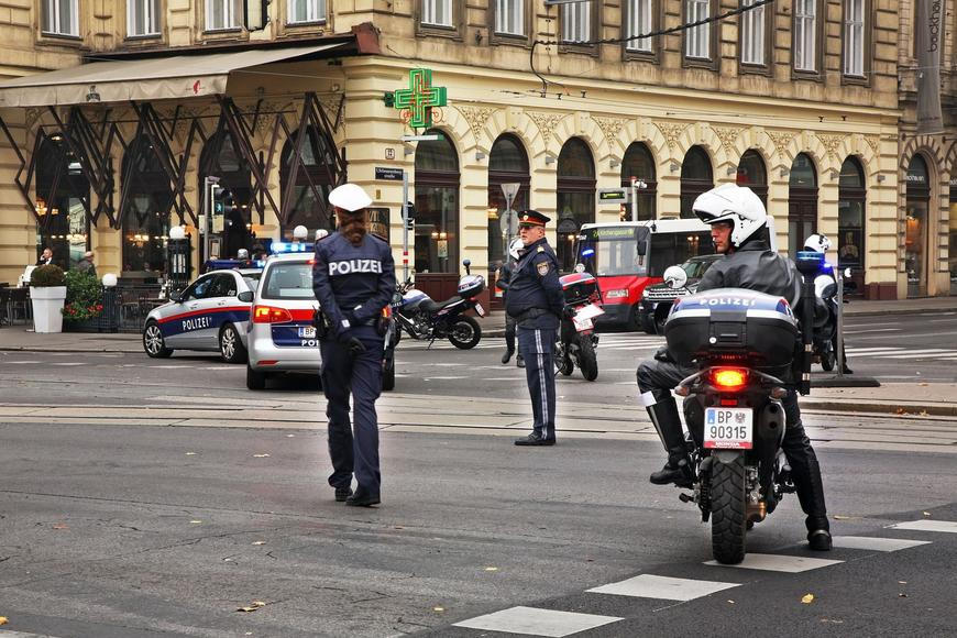Řidička v Rakousku najela omylem do restaurace, kde byli čeští žáci, jeden byl lehce zraněn