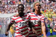 Folarin Balogun a Antonee Robinson slaví gól v zápase MS 2026 USA - Austrálie.