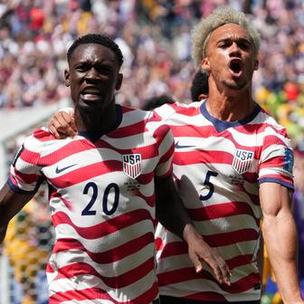 Folarin Balogun a Antonee Robinson slaví gól v zápase MS 2026 USA - Austrálie.