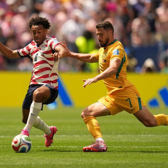 Tyler Adams a Mathew Leckie v zápase MS 2026 USA - Austrálie