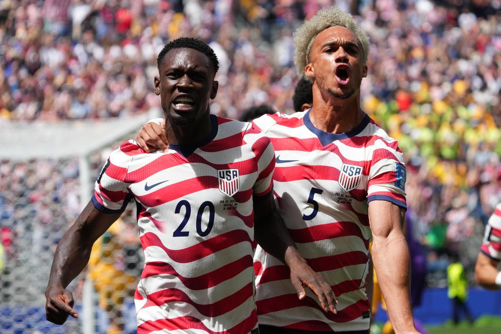 Folarin Balogun a Antonee Robinson slaví gól v zápase MS 2026 USA - Austrálie.